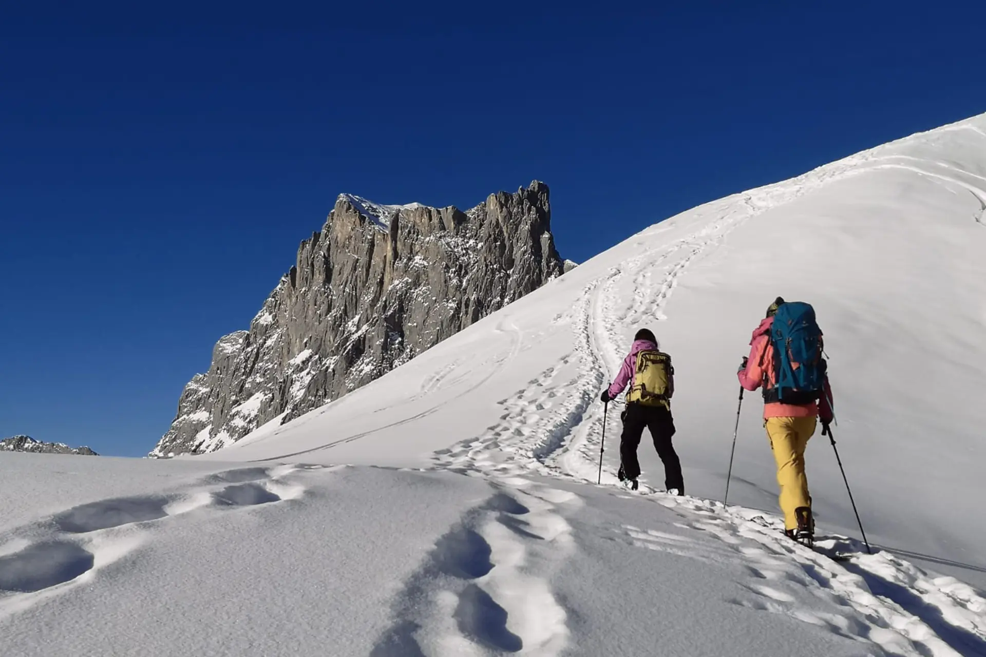 Zwei Tourengeher im verschneiten Gebirge