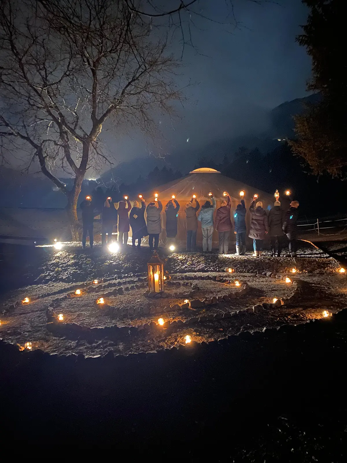 Menschen mit Fackeln in der Nacht